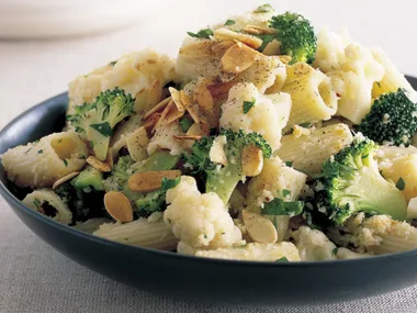 Hot rigatoni salad with cauliflower