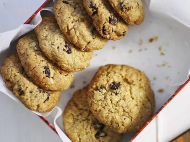 Wholemealrosemary butter rounds