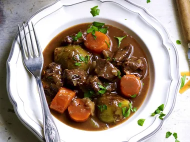 Pressure-cooked beef cheeks with red wine and carrots