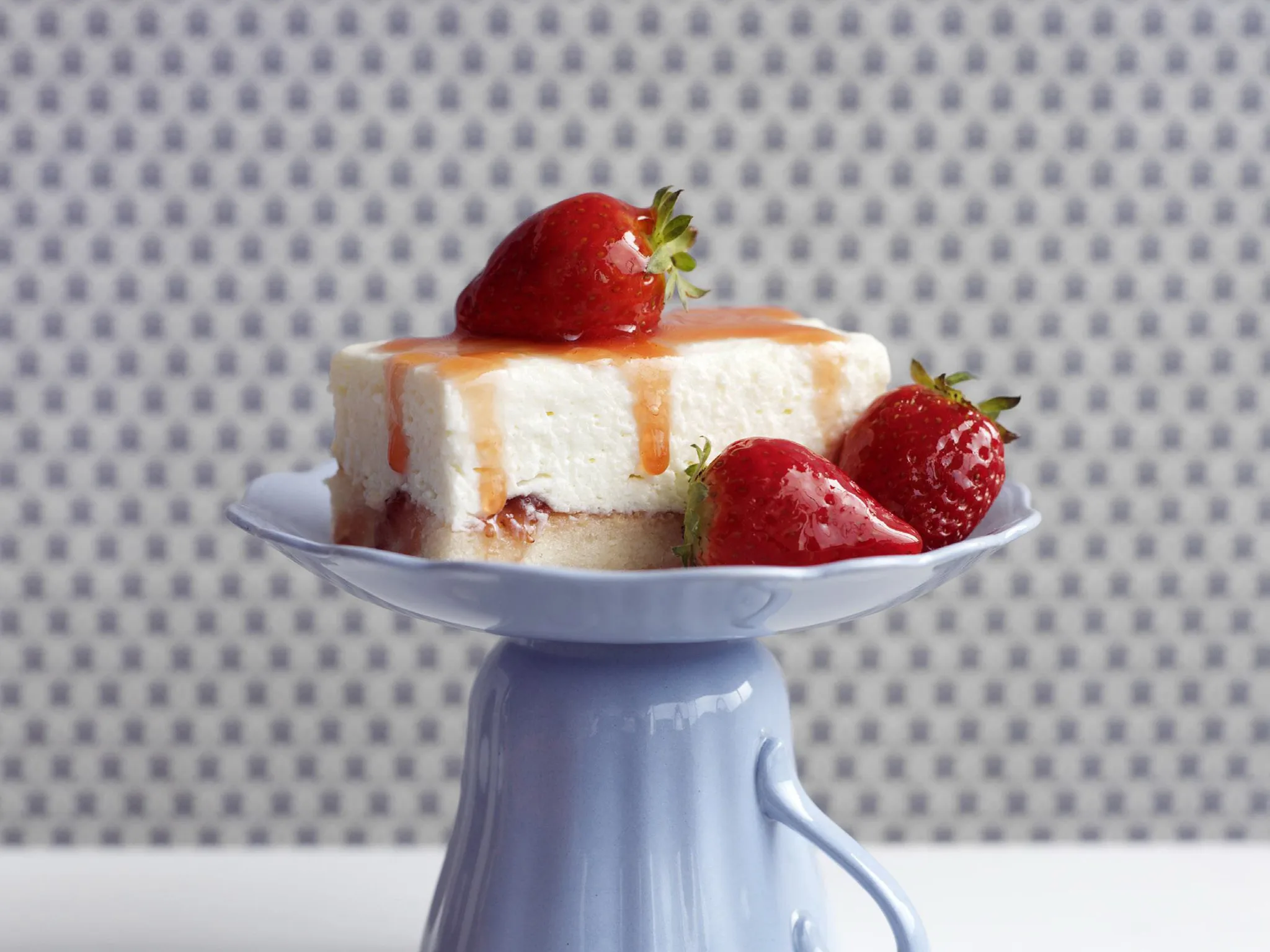 Low-fat strawberry and cream cheesecake-image