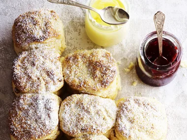 WHITE CHOCOLATE SCONES