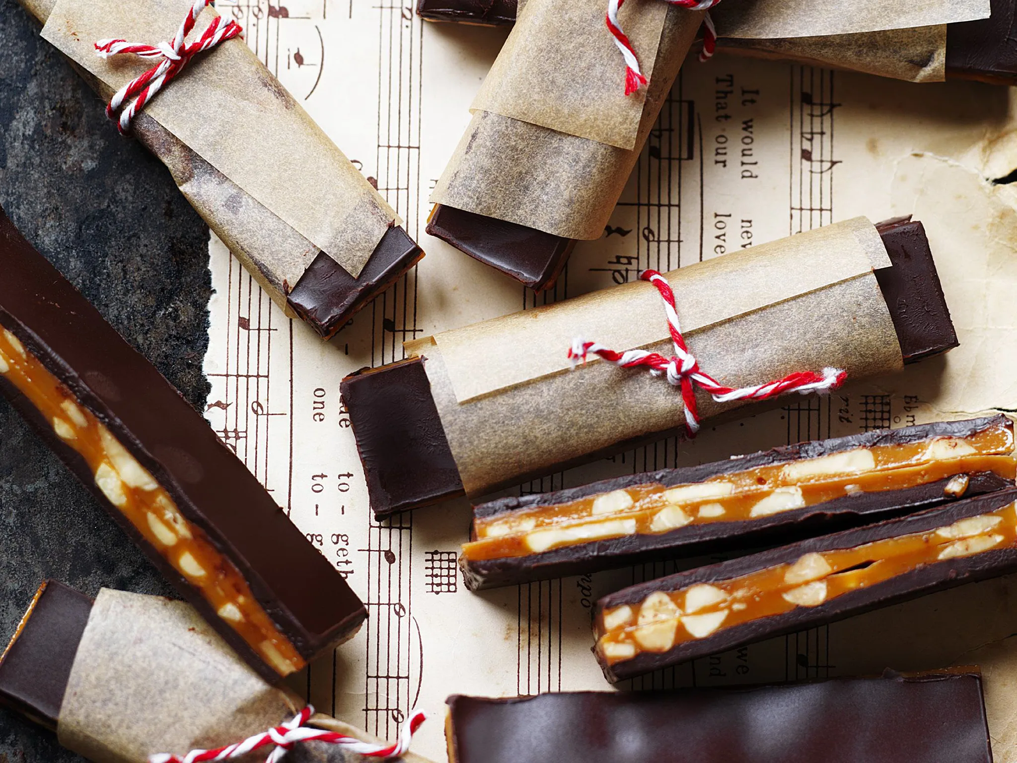 Almond caramel bars-image