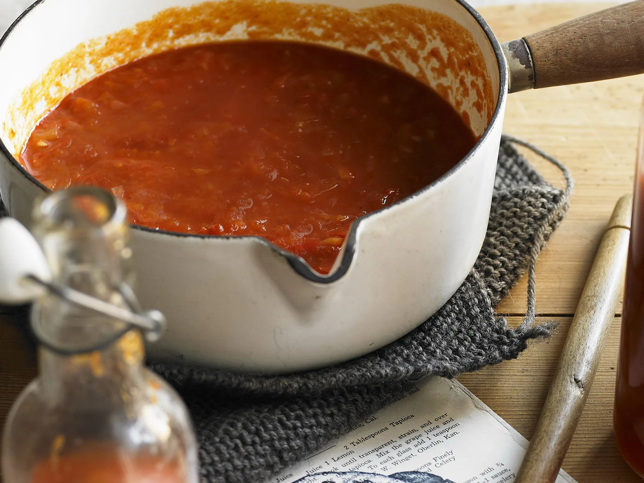 Old-fashioned tomato sauce for bottling