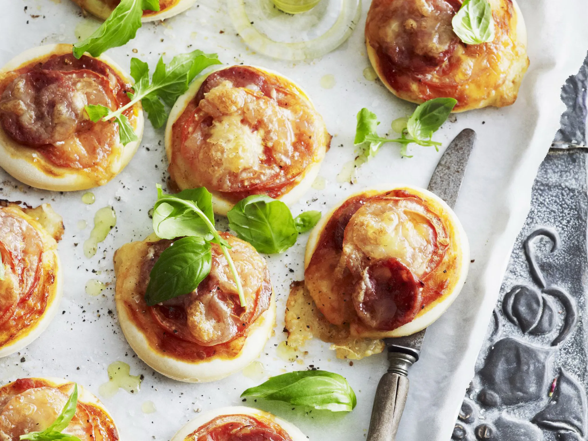 MINI SALAMI AND TOMATO PIZZAS WITH ROCKET SALAD