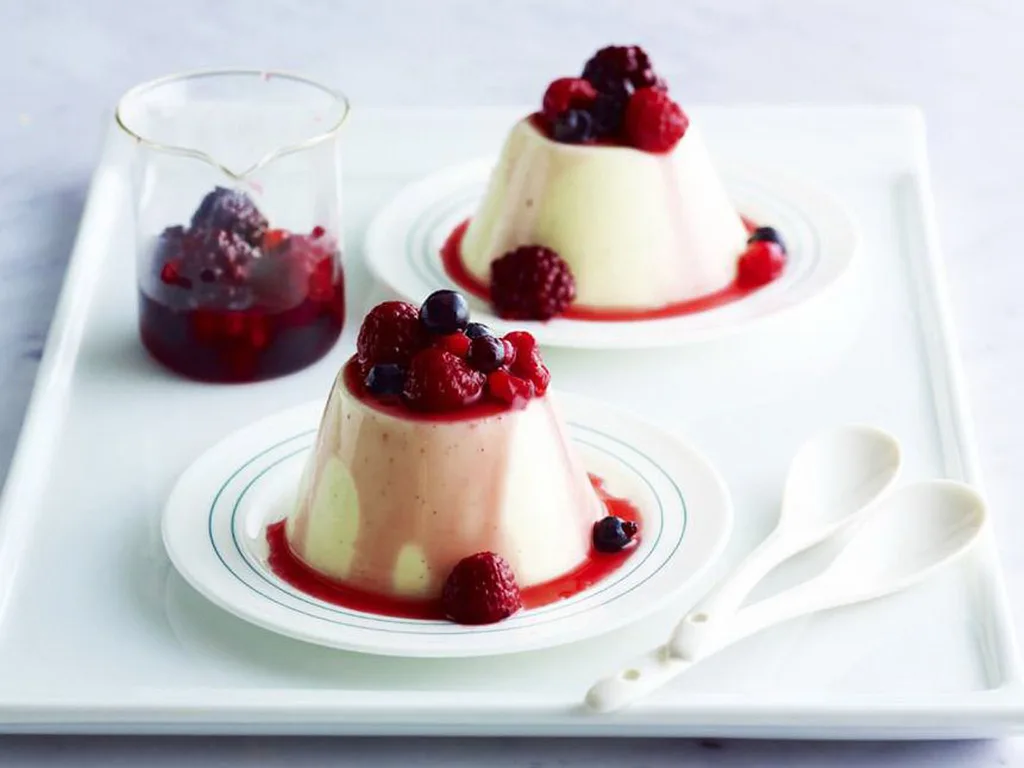 vanilla panna cotta with berry compote