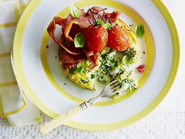 egg, spinach and fetta pies with tomatoes and bacon