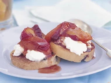 Panettone with ricotta and caramelised peaches