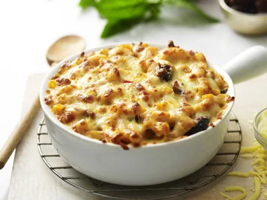macaroni cheese with olives
