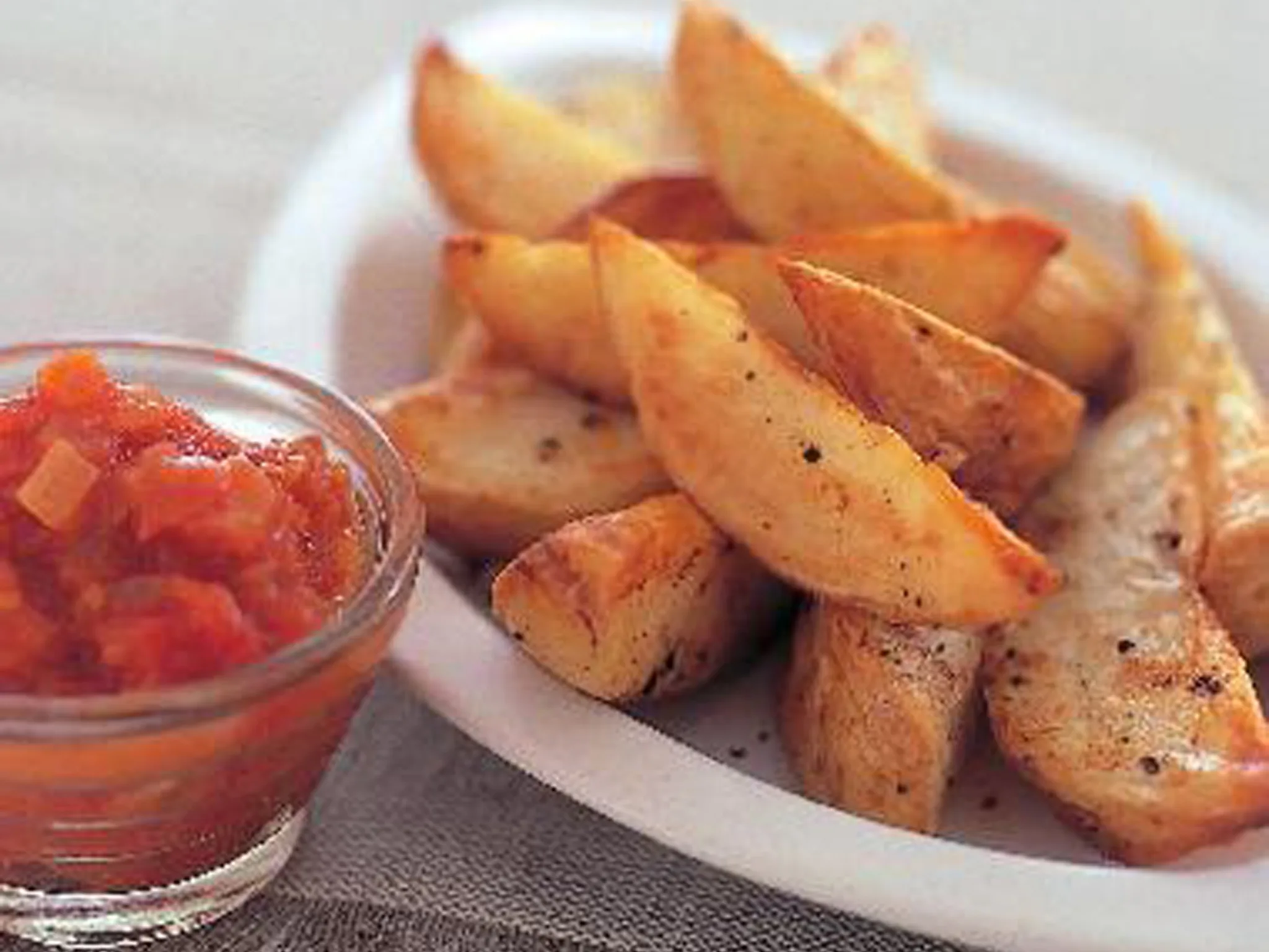 oven-roasted potato wedges with tomato relish
