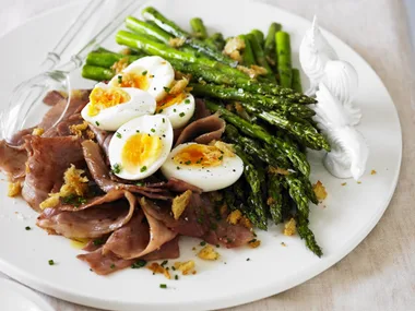 asparagus with ham, eggs and garlic crumbs