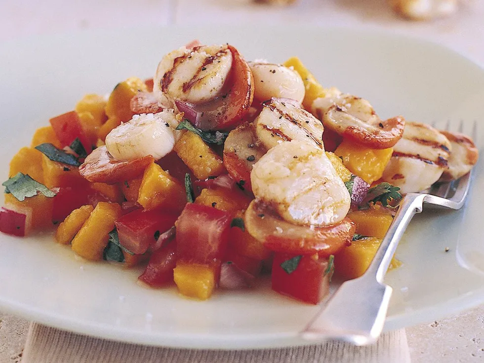 Grilled scallops with papaya salsa