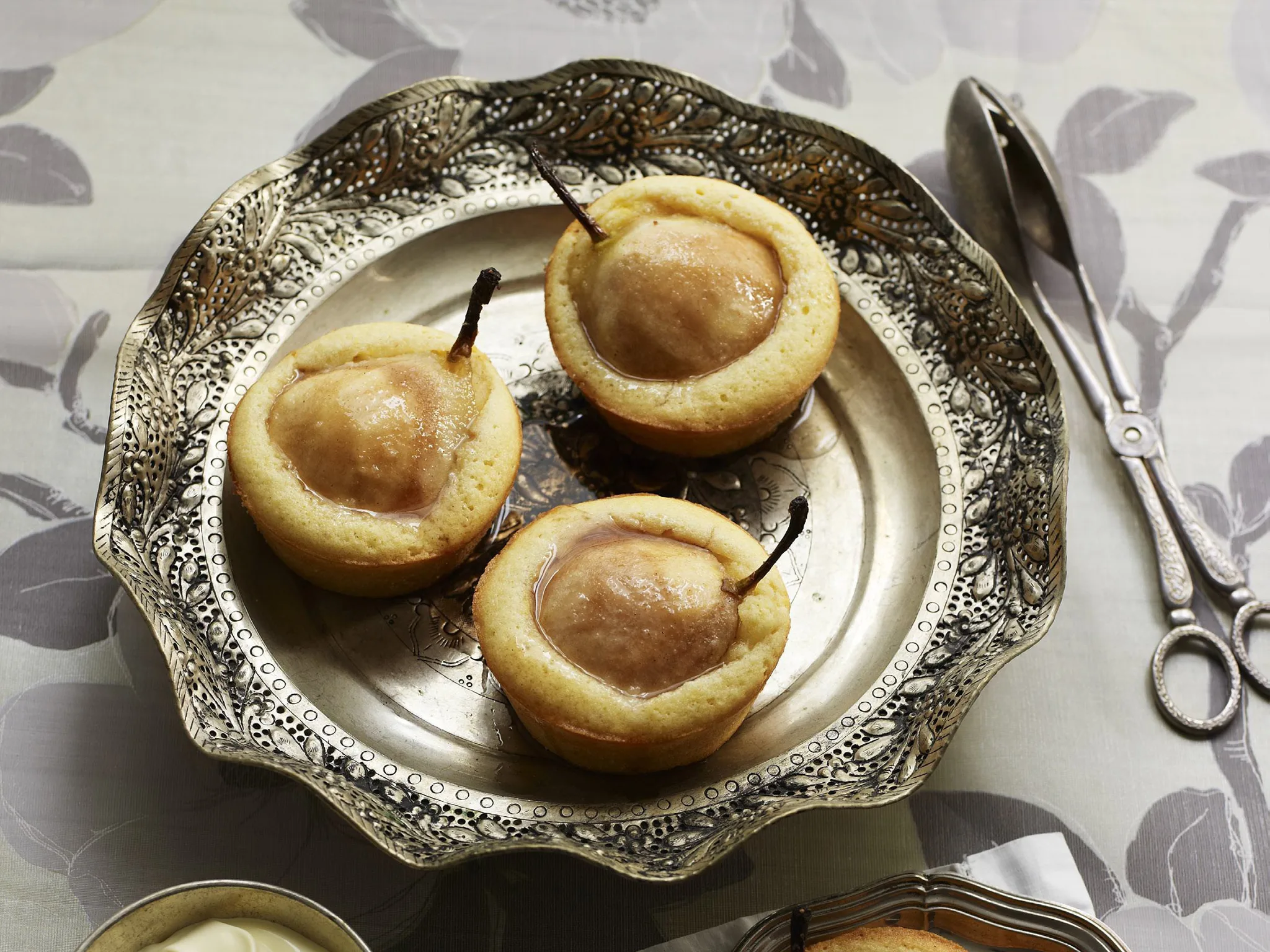 warm cinnamon pear cakes