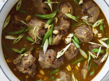 braised oxtail in peanut sauce