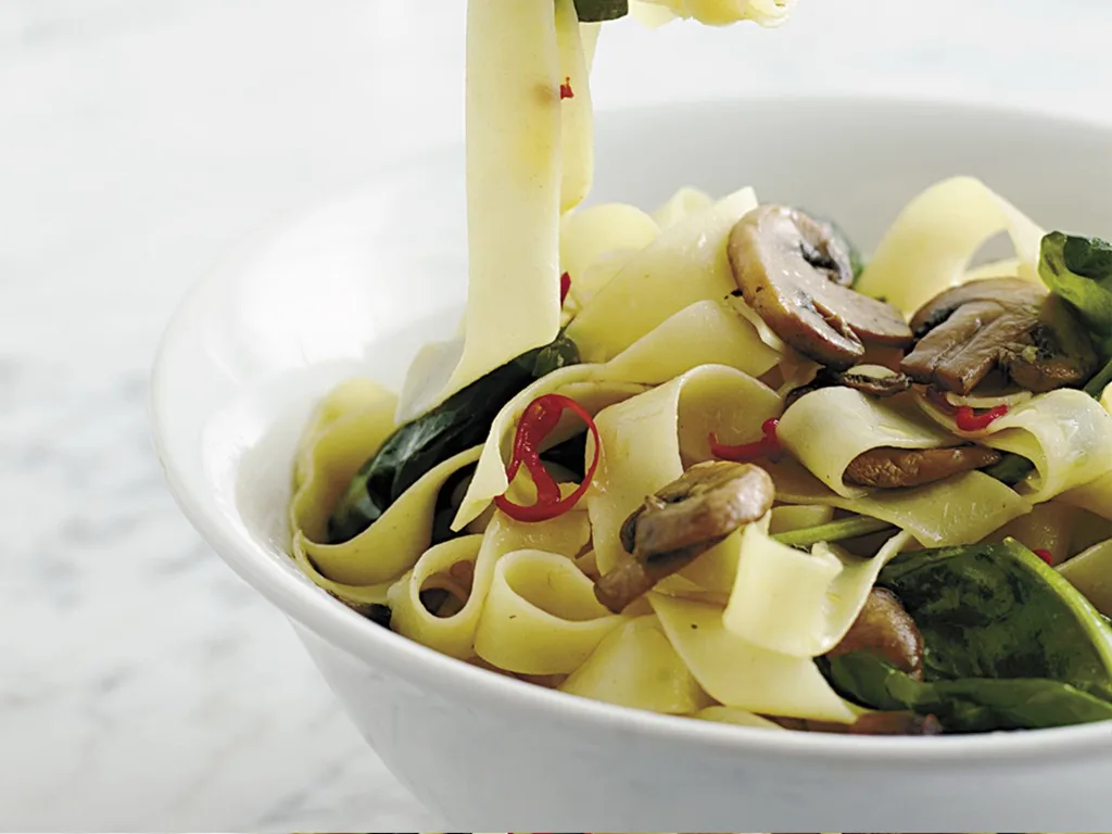 Fettuccine with mushrooms and chilli