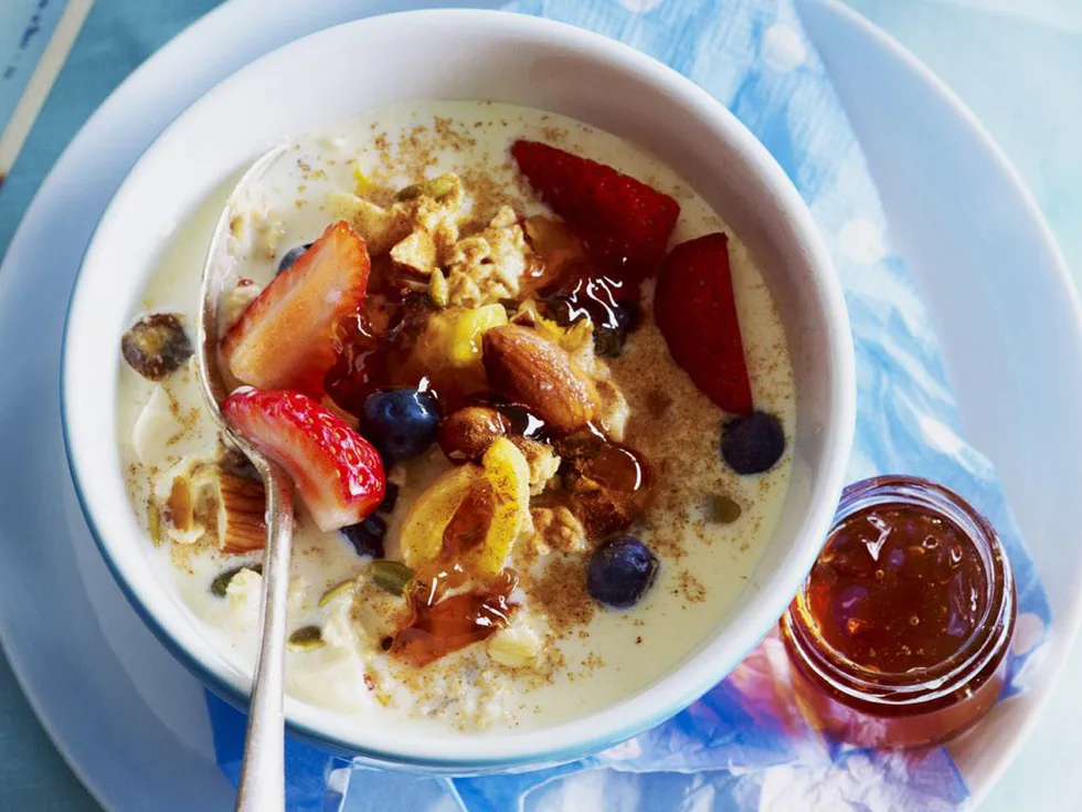 Creamy fruit & nut oats