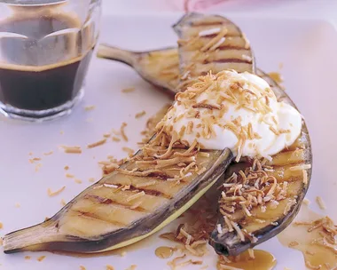 Grilled bananas with malibu syrup