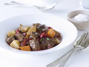 COUNTRY-STYLE BEEF AND POTATO CASSEROLE