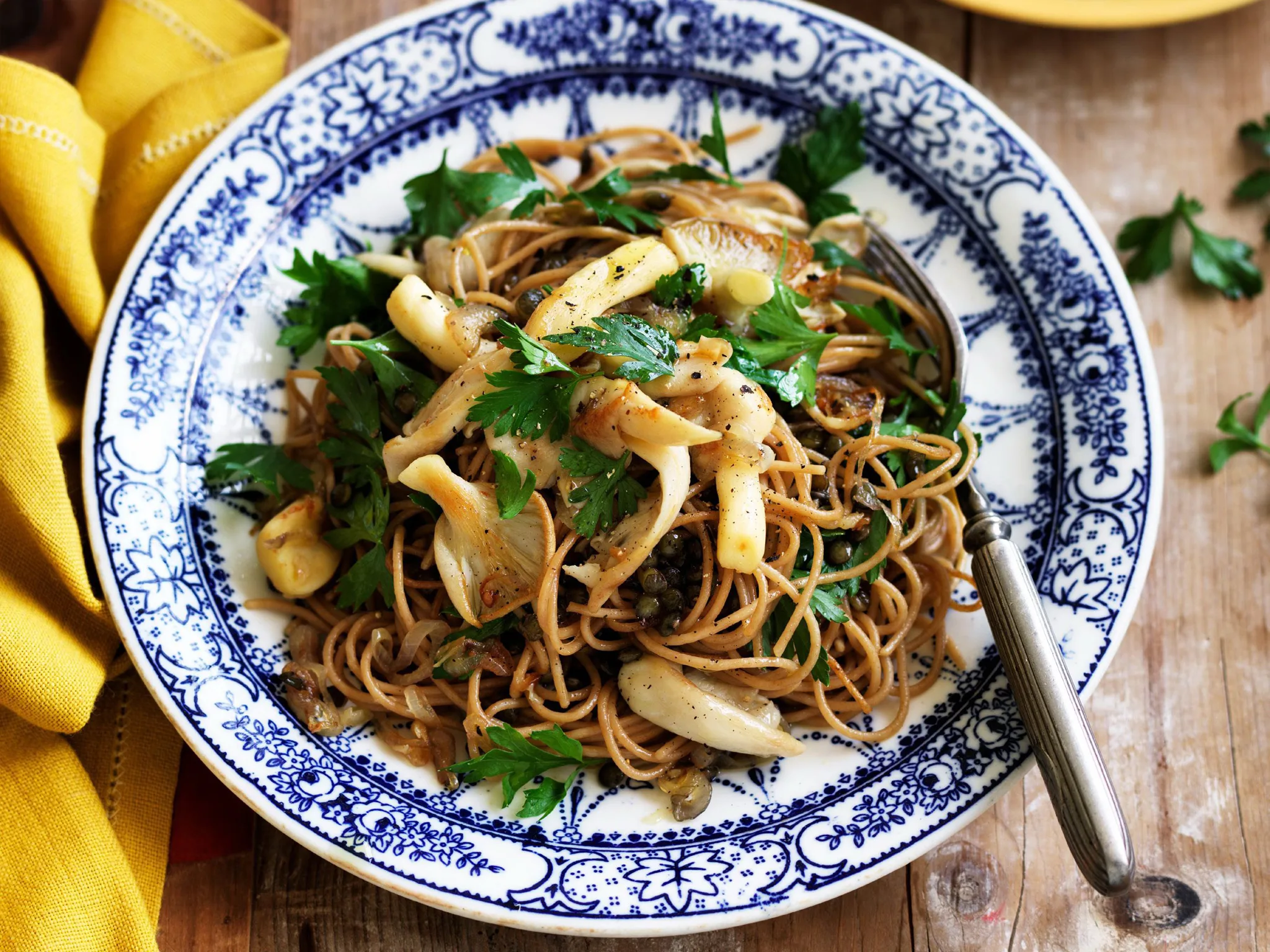 wholemeal spaghetti with green lentils, mushrooms and parsley butter