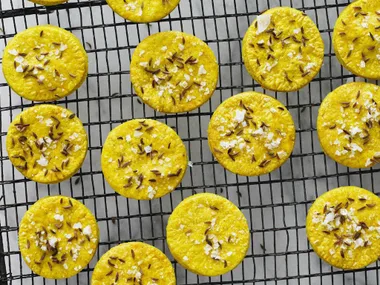 curry caraway crackers