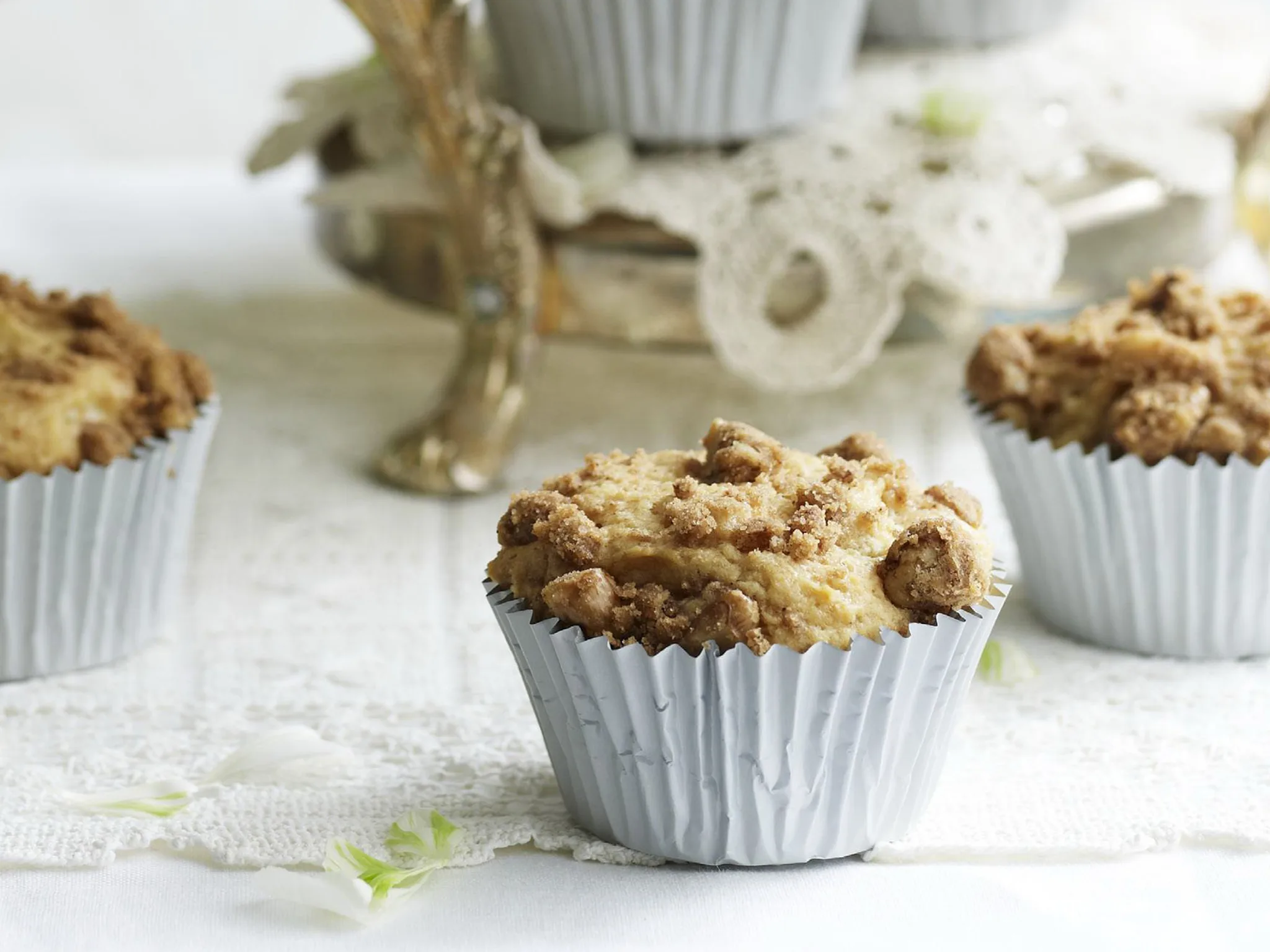 apple muffins with cinnamon crunch topping