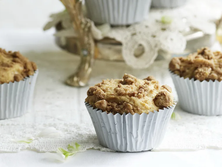 apple muffins with cinnamon crunch topping