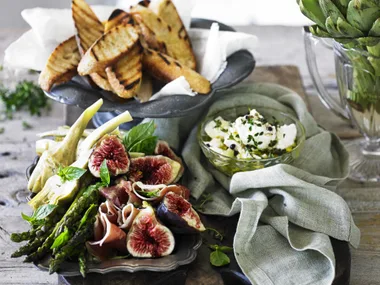prosciutto and artichoke salad with croûtes