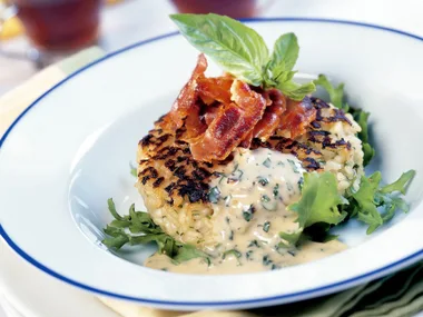 Risotto cakes with basil sauce and pancetta