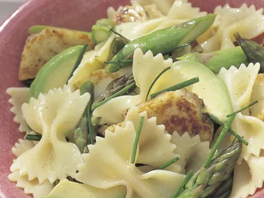 Bow ties with asparagus and grilled haloumi