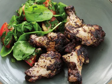 spicy drumsticks with tomato, rocket & herb salad