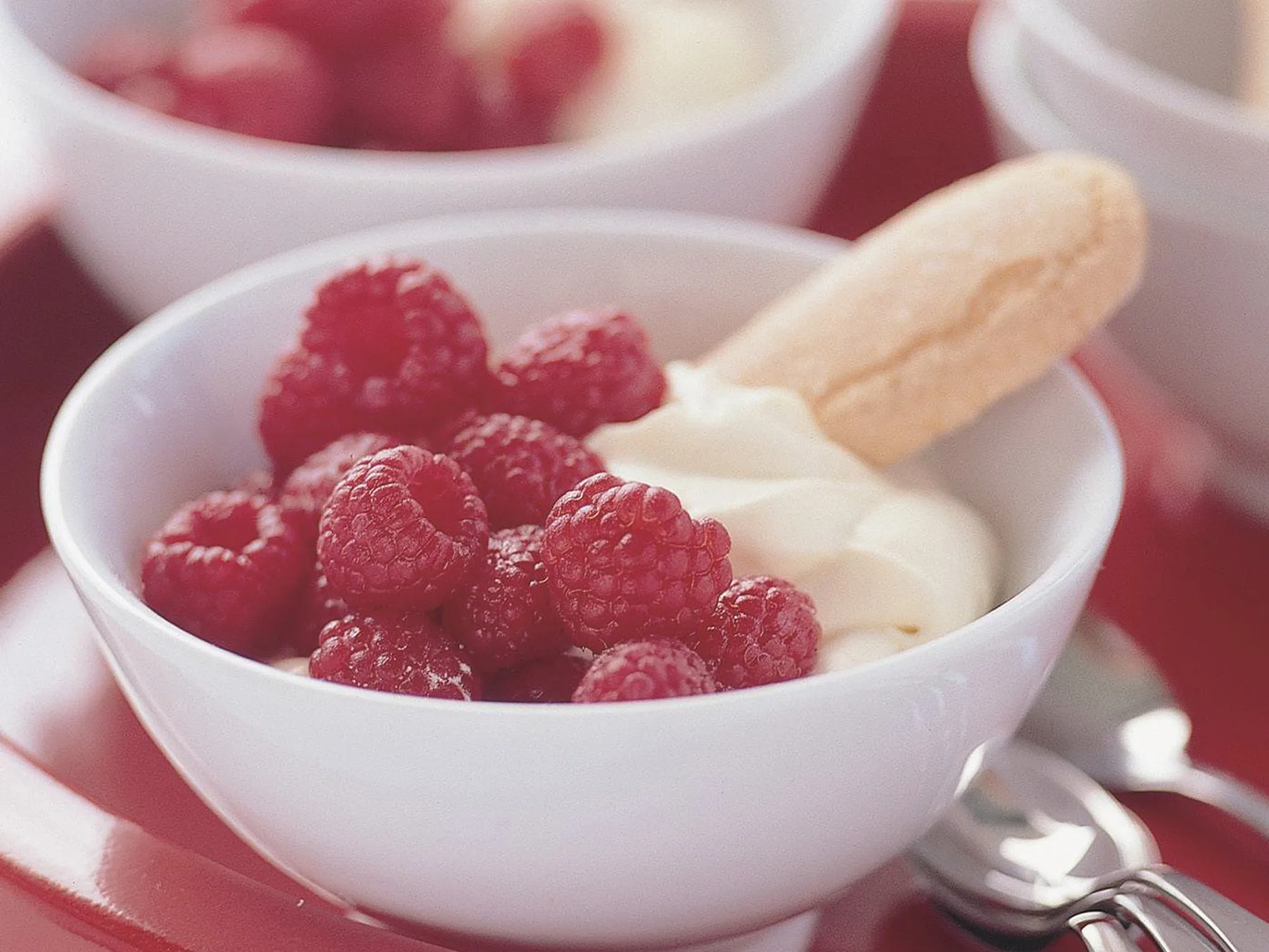 Raspberries with custard cream