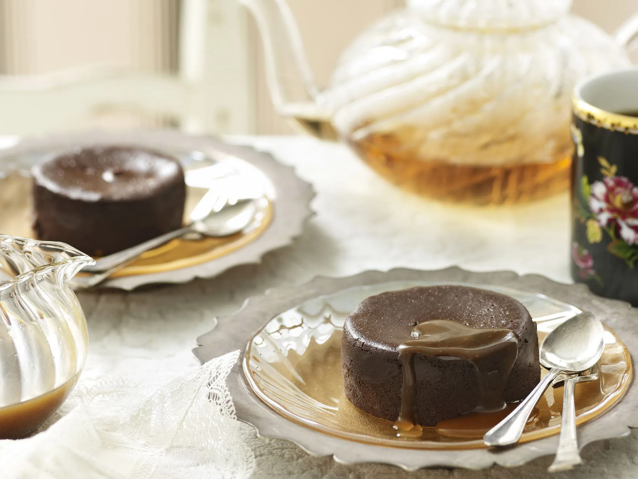 chocolate mousse cakes with salty caramel sauce