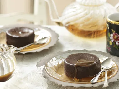chocolate mousse cakes with salty caramel sauce