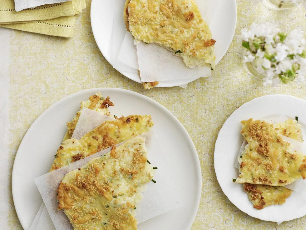 Sour cream, garlic and chive crisps