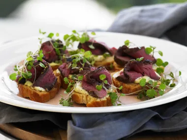 croûtes with beef and horseradish cream
