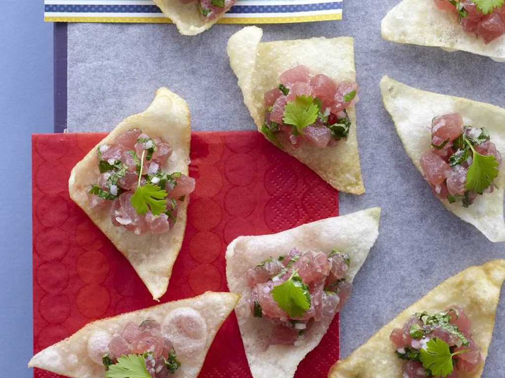 tuna tartare on crunchy wontons