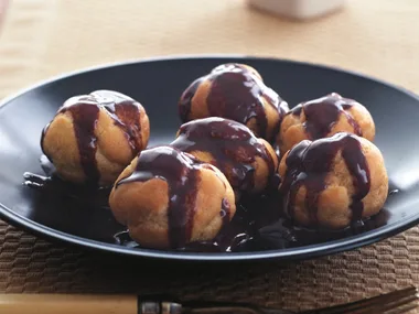 PROFITEROLES WITH CHOCOLATE LIQUEUR SAUCE