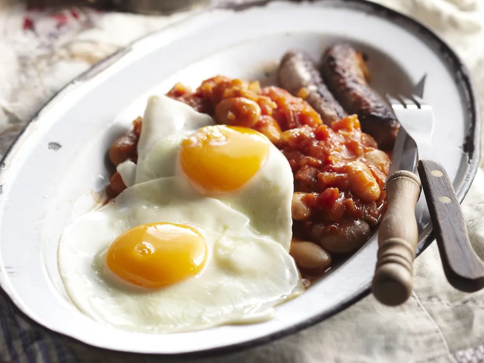 breakfast beans with bacon, sausages and eggs