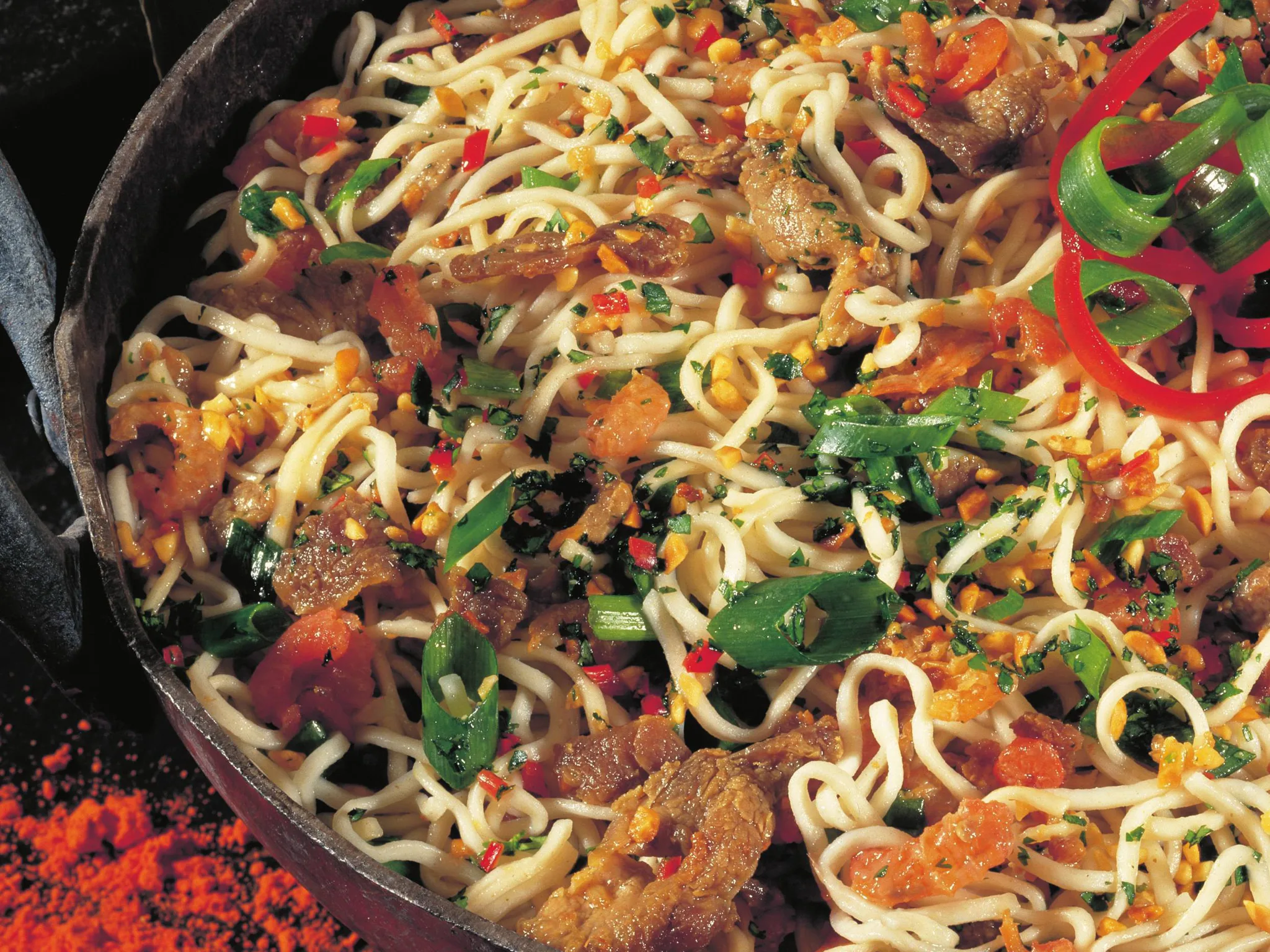fried noodles with garlic pork