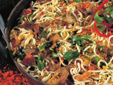 fried noodles with garlic pork