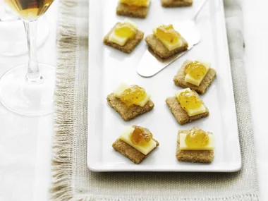 oat cakes with cheddar and fig jam