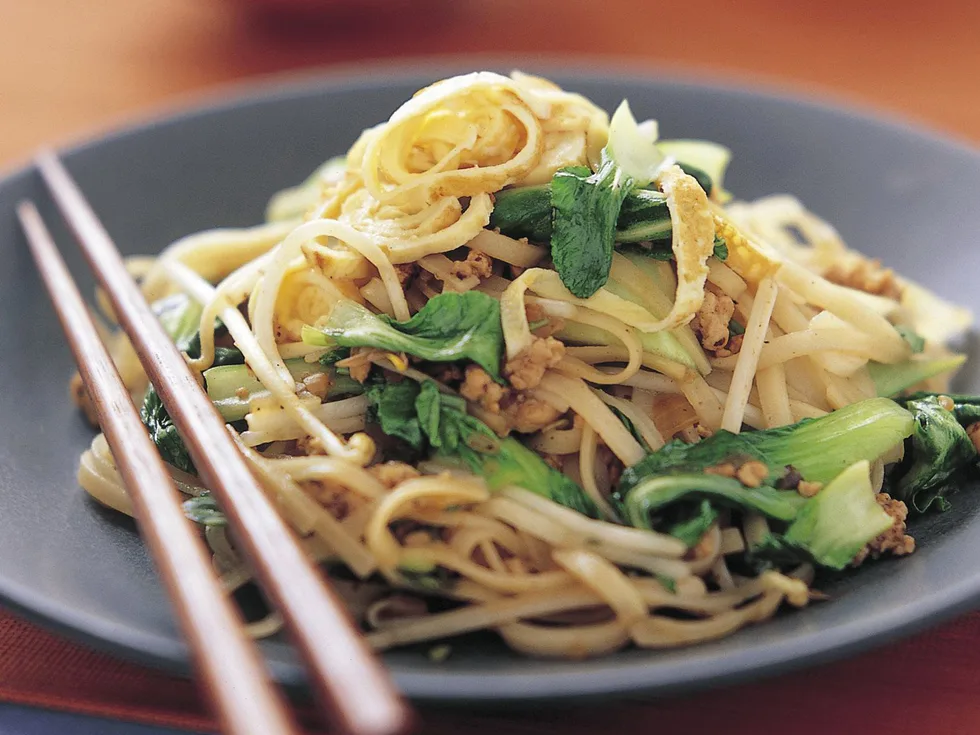 Fried noodles, chicken and buk choy