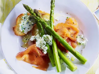 smoked salmon with asparagus and herbed ricotta