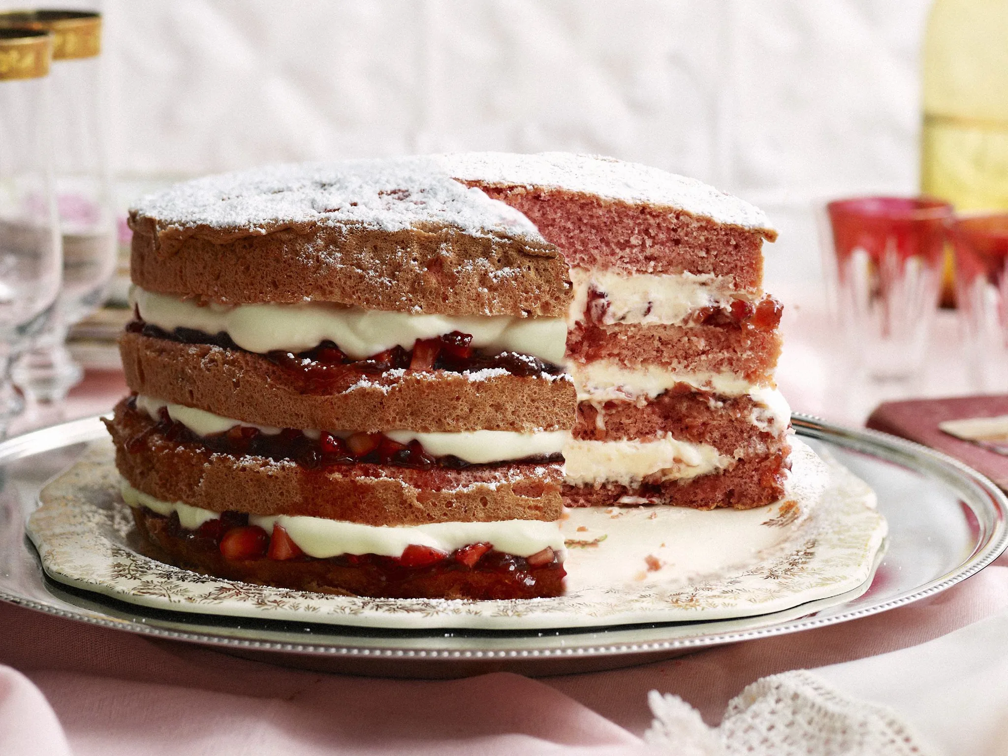 Strawberries and cream sponge layer cake-image
