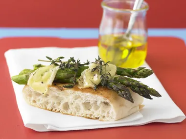 asparagus and brie bruschetta