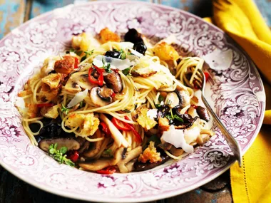 spaghetti with mushrooms and breadcrumbs