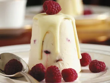 almond and raspberry frozen puddings
