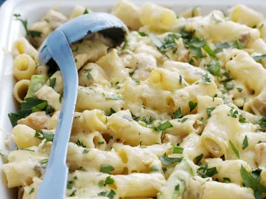 CHICKEN, MUSHROOM AND ASPARAGUS CREAMY PASTA BAKE