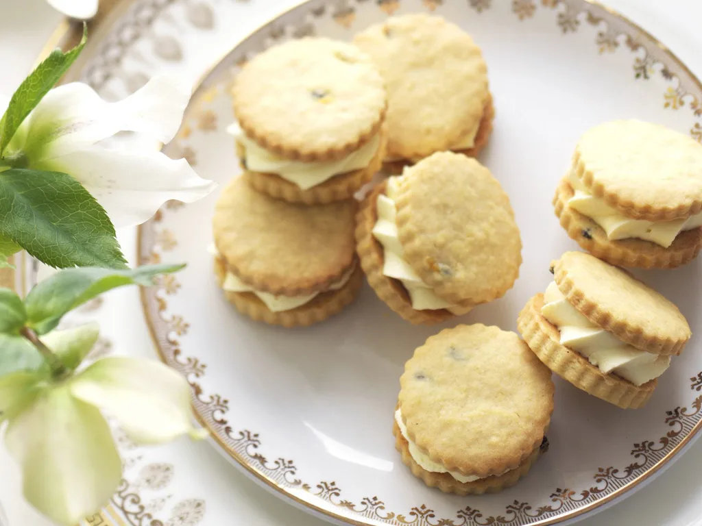 PASSIONFRUIT CREAM BISCUITS