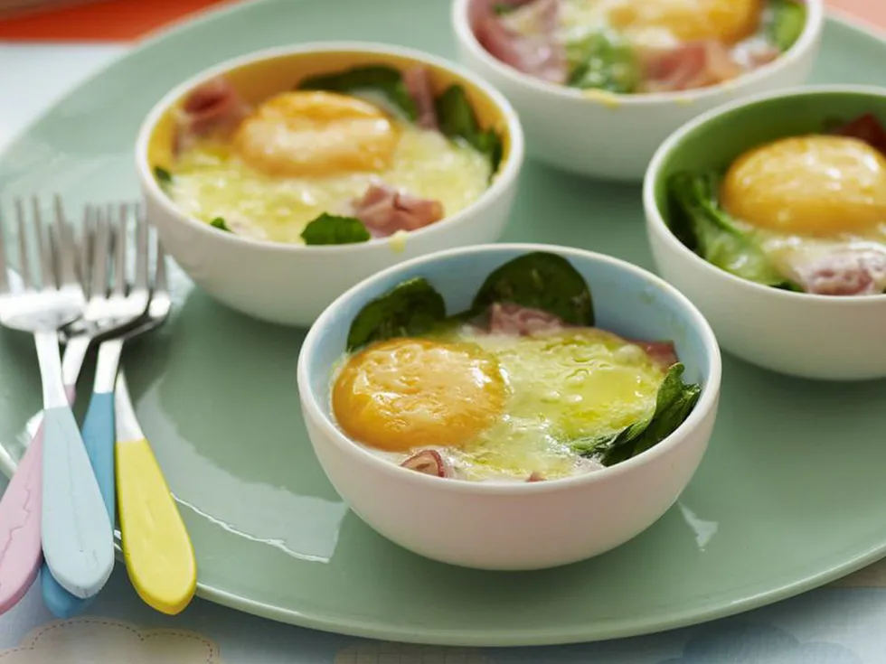 baked eggs with ham and spinach