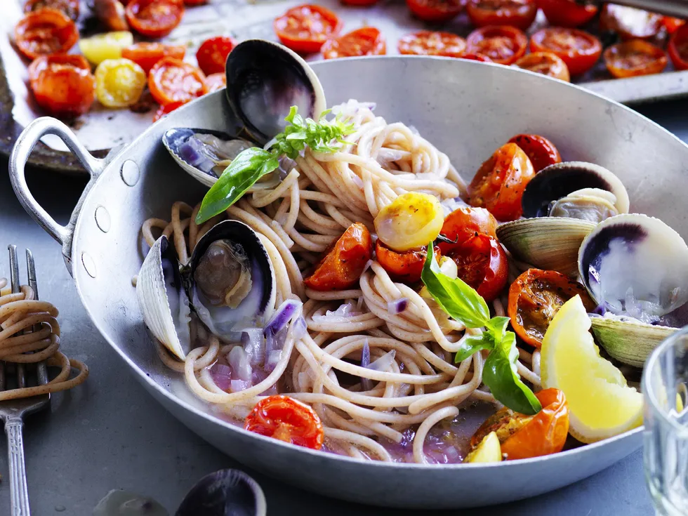 spelt spaghetti with cherry tomato sauce and vongole